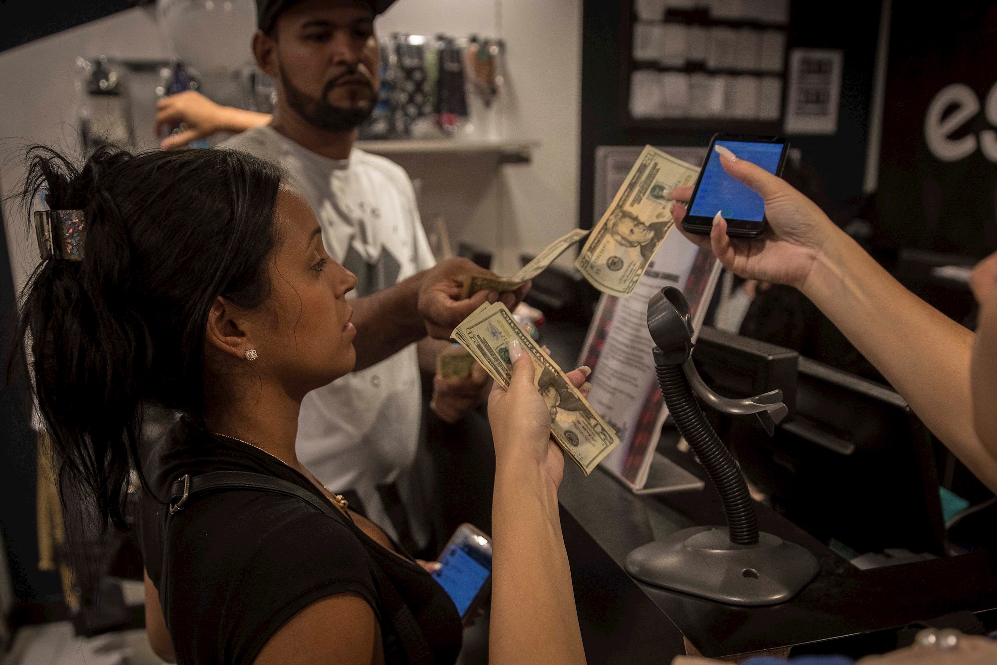 El dólar se convirtió en la moneda predilecta de los comerciantes en Venezuela