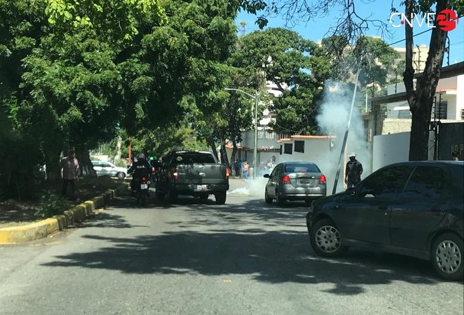 Lanzaron una bomba lacrimógena a Juan Guaidó a su salida de La Guaira #15Dic (video)