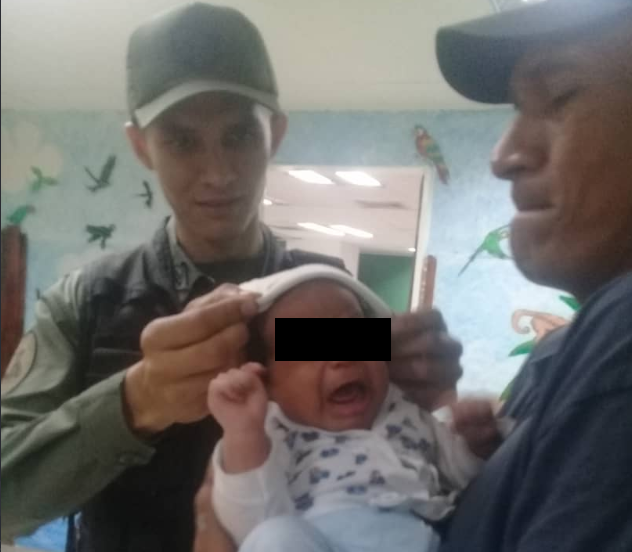 Bebé abandonado en basurero de Quinta Crespo fue hallado por efectivos de la GNB (FOTO)