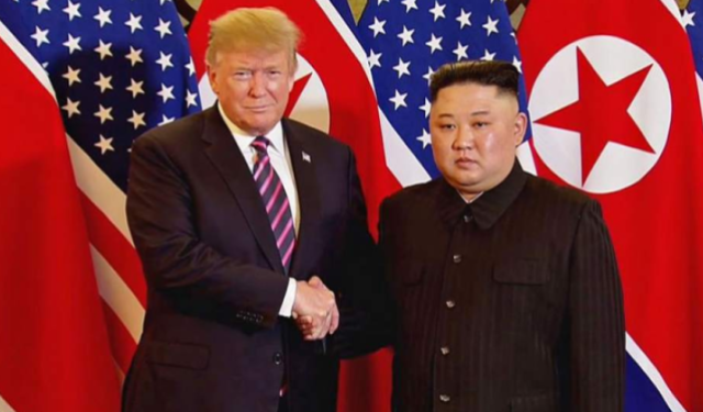 Captura de video en la que aparecen el presidente de EE.UU., Donald Trump (i), y el líder norcoreano, Kim Jong-un. EFE/Ritchie B. Tongo/Archivo
