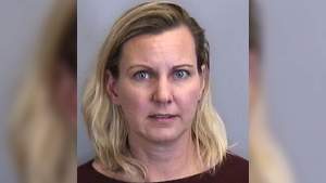 Mujer en Florida acusada de matar a una mascota porque estaba molesta por ladrar