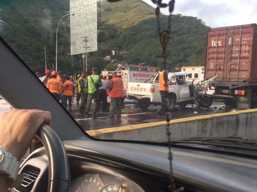 Reportan accidente en la autopista Gran Mariscal de Ayacucho #22Dic (Fotos)