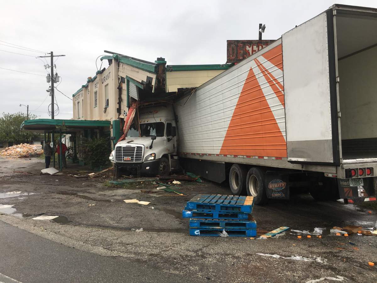 Camión que transporta naranjas choca contra un edificio histórico en el condado de Osceola