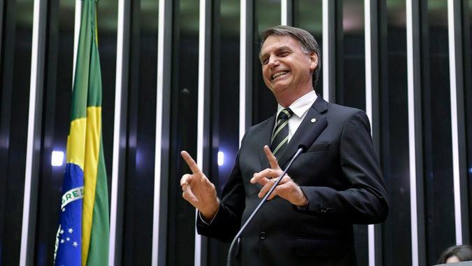 Bolsonaro decreta aumento de salario mínimo por encima de inflación en Brasil