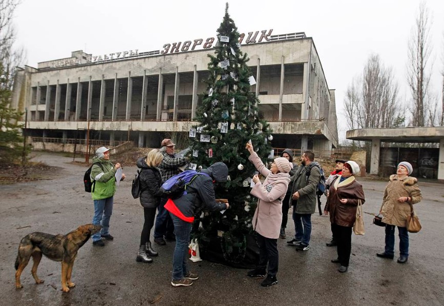 Revivieron un pueblo fantasma de Chernóbil con la ayuda de un árbol de Navidad (FOTOS)