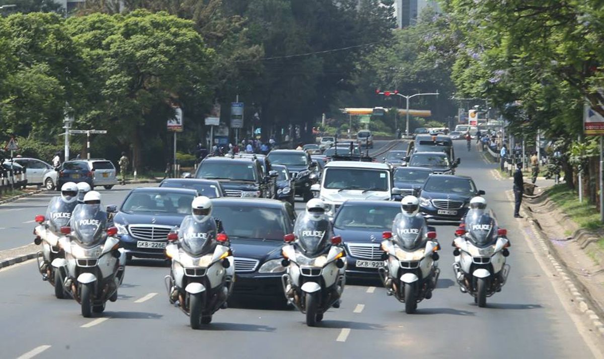 ¡INSÓLITO! Lo arrestaron por detener la caravana del presidente de Kenia… para pedirle trabajo