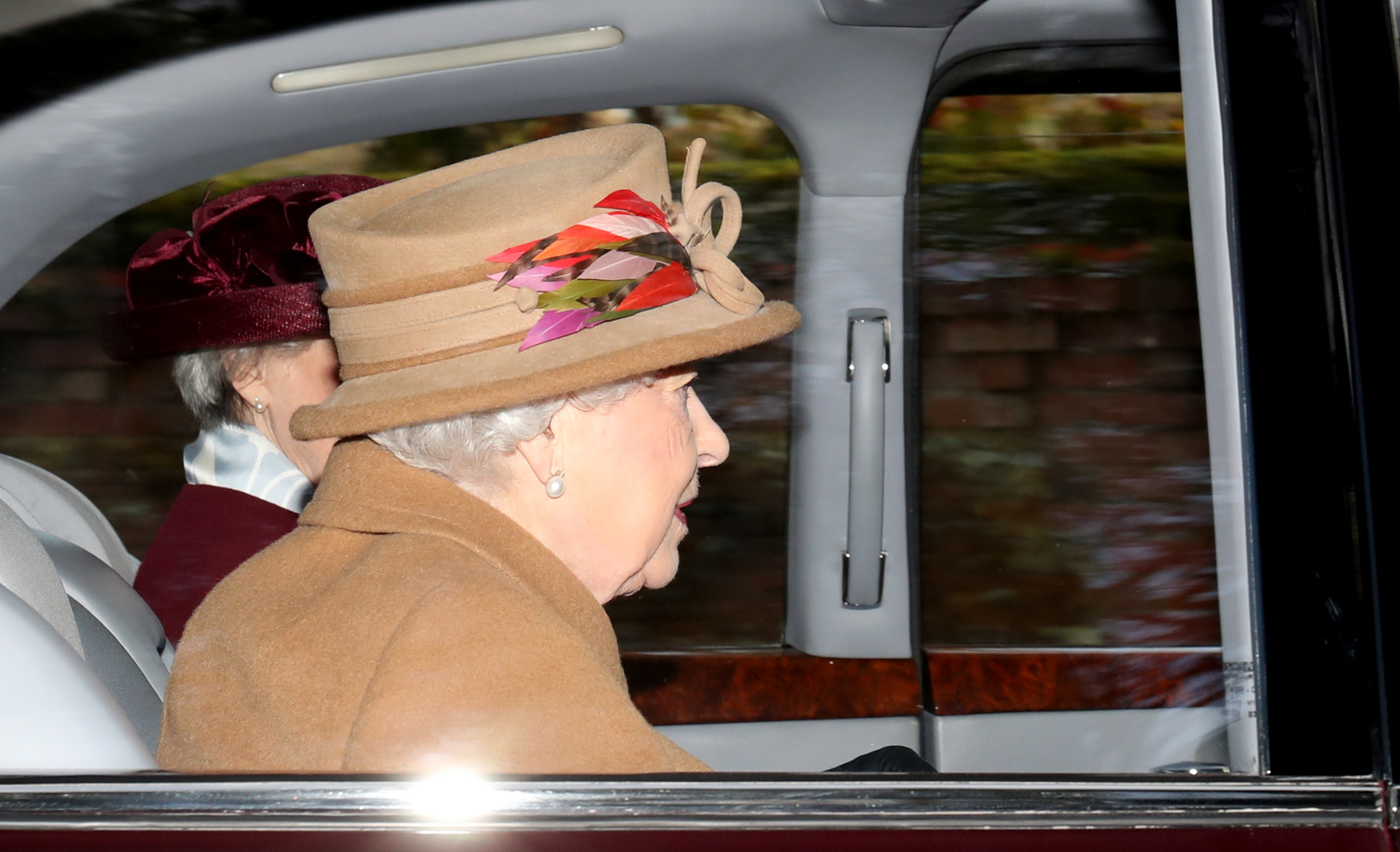 La FOTO que confirma que la reina Isabel II podría tener graves problemas de sordera