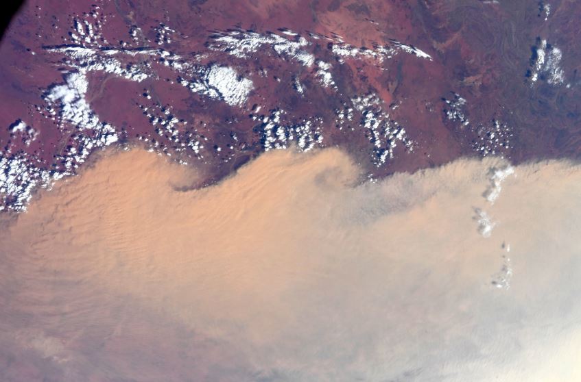 Astronauta capta impresionantes imágenes de densas columnas de humo sobre Australia