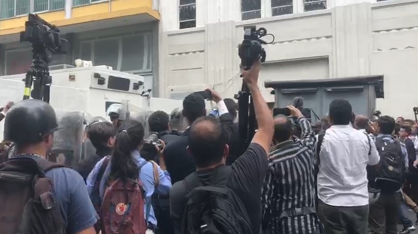 EN VIDEO: El violento forcejeo entre GNB rojita y periodistas #5Ene