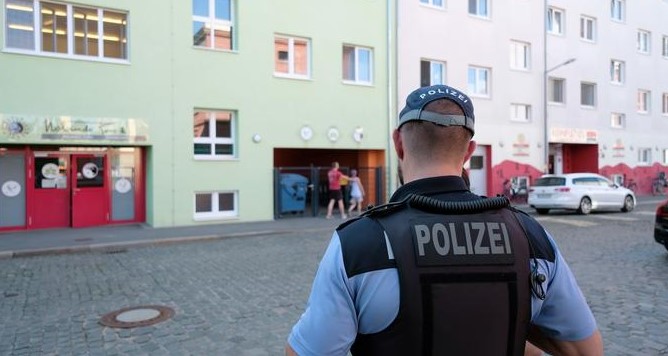 La policía alemana investiga la aparición de un hombre disfrazado de Hitler