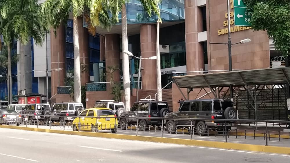 Funcionarios del régimen de Maduro intentan allanar las oficinas del despacho de Guaidó (Fotos y video)