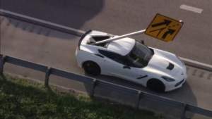 Accidente en el sur de Florida termina con un automóvil empalado por un letrero de la calle