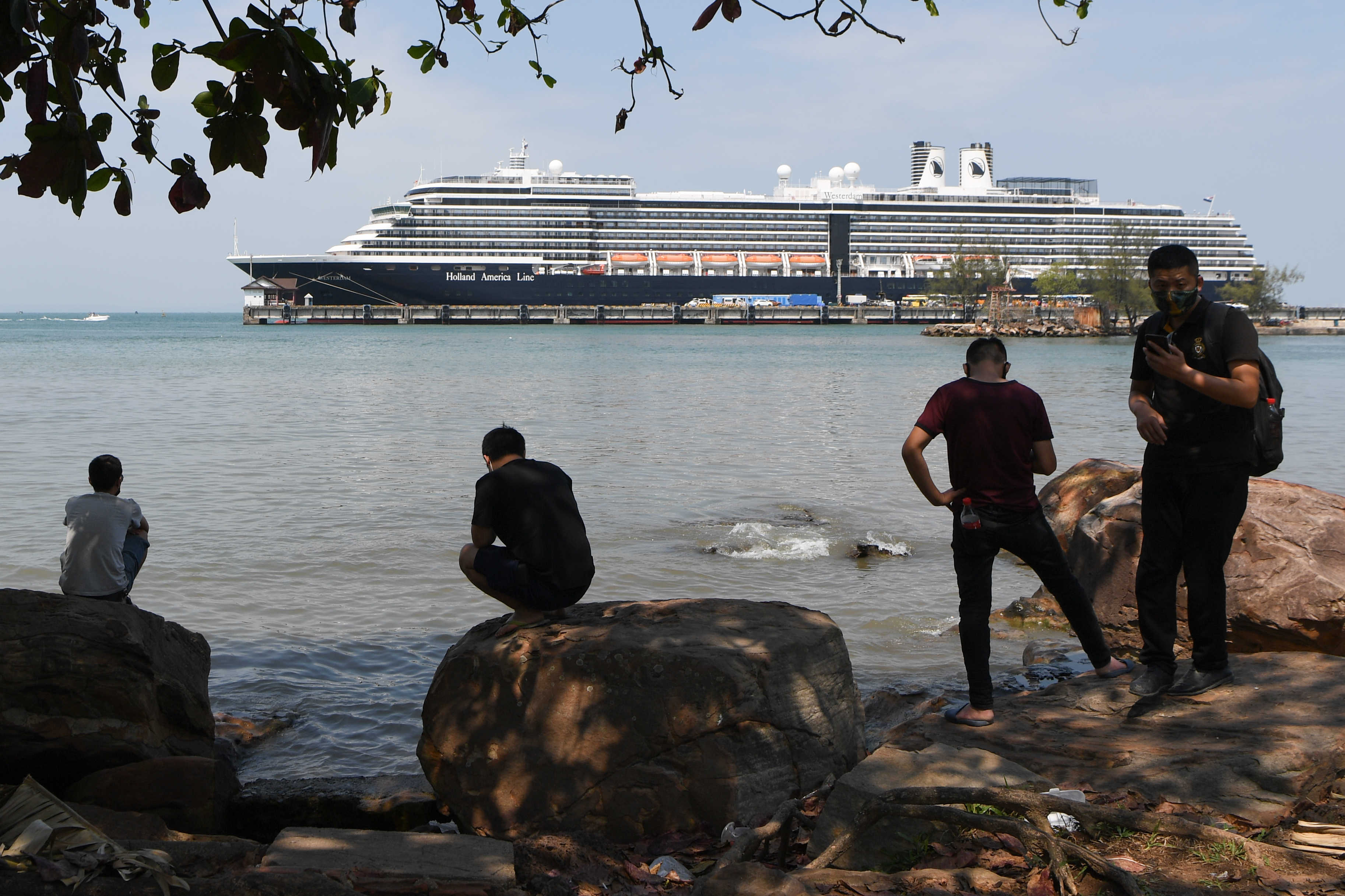 Últimos pasajeros abandonan crucero en Camboya tras descartar amenaza de coronavirus