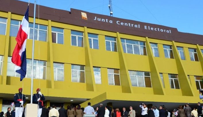 Suspendieron a directivo de la Junta Central Electoral dominicana tras anulación de comicios