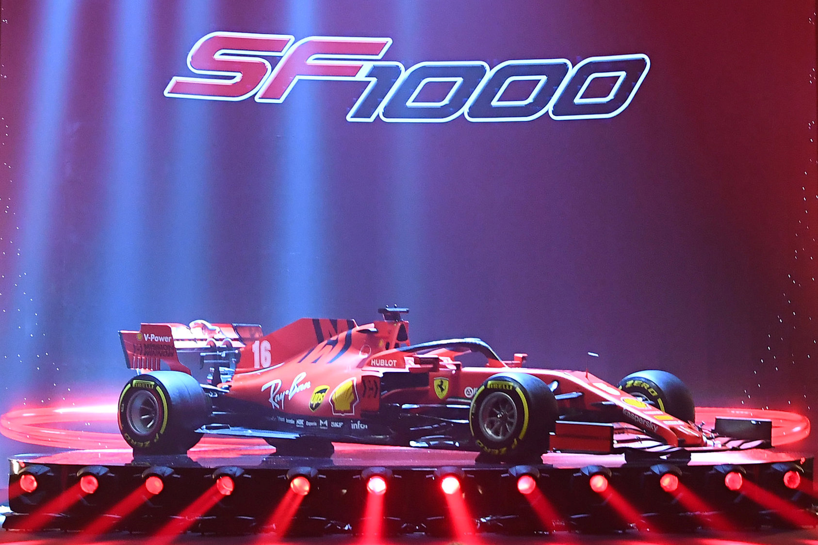 Ferrari presentó su nuevo auto SF1000 con un espectáculo teatral (Fotos)