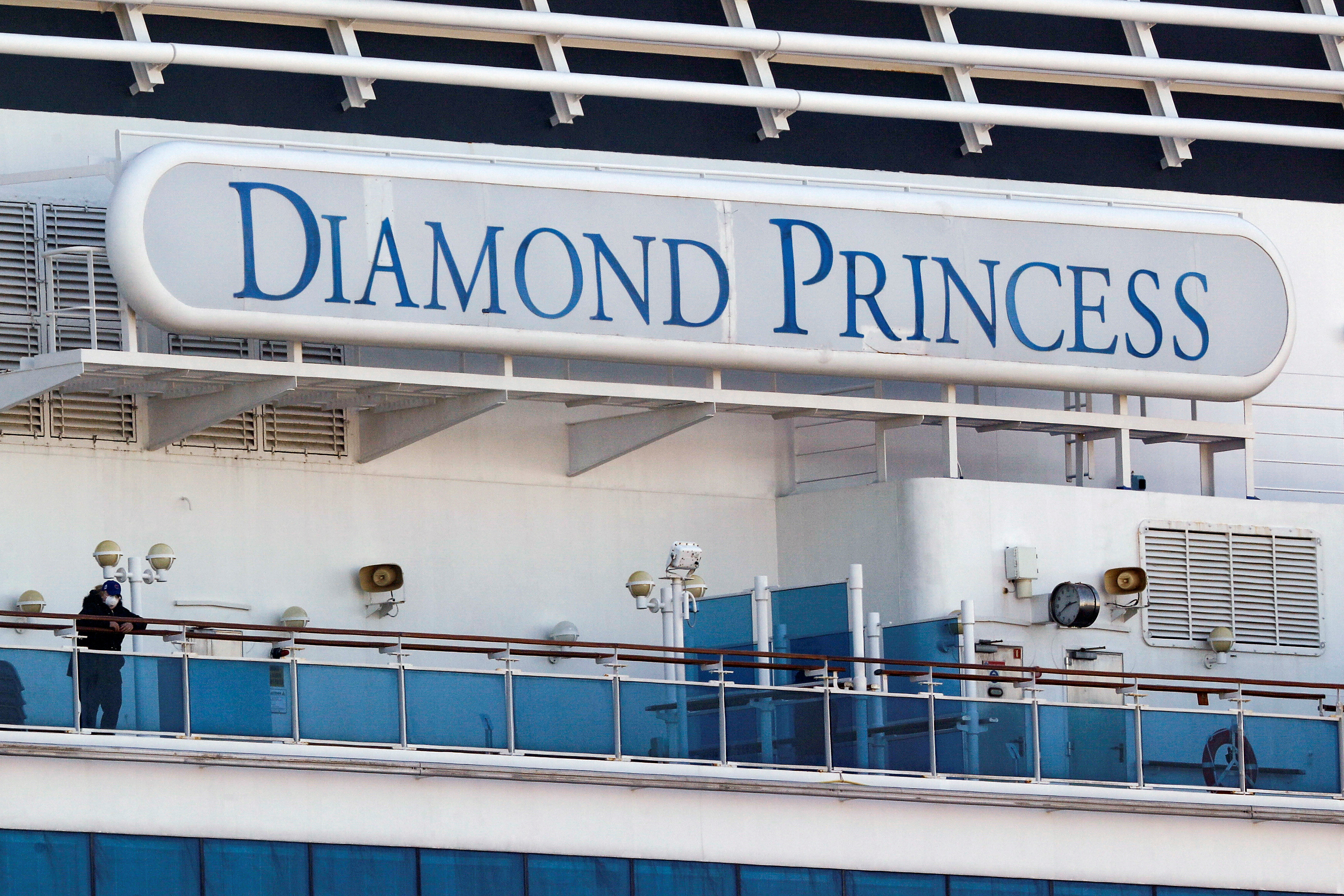 Salen del crucero Diamond Princess pasajeros que estaban en cuarentena
