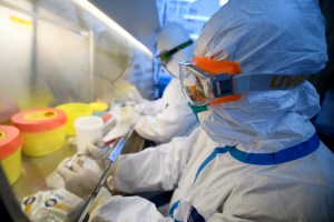 China afirmó que ya tiene la vacuna contra el coronavirus y la producirá a gran escala
