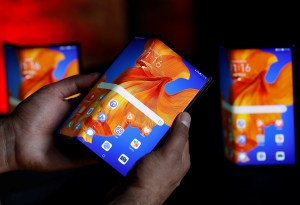 Huawei lanza teléfono plegable Mate XS con mejor pantalla