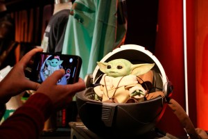 Juguetes oficiales de Baby Yoda a los que no te podrás resistir (Fotos+Videos)