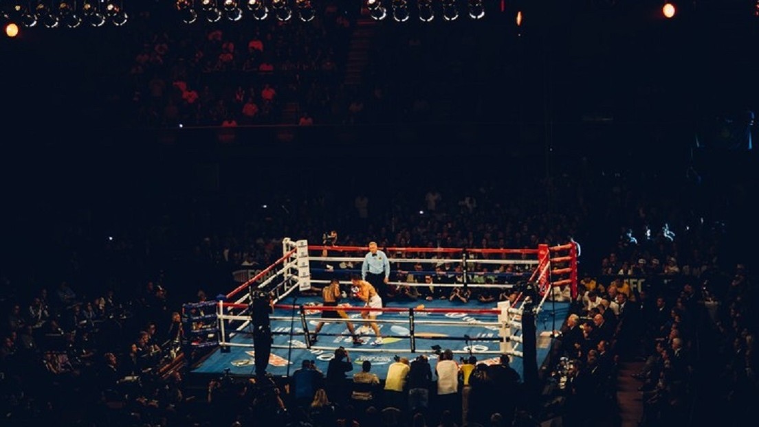 El round del año: Tres caídas y un golpe al árbitro en los primeros minutos de una salvaje pelea de boxeo (Video)