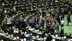 Parlamento de Irán interrumpe su funcionamiento por propagación del coronavirus 