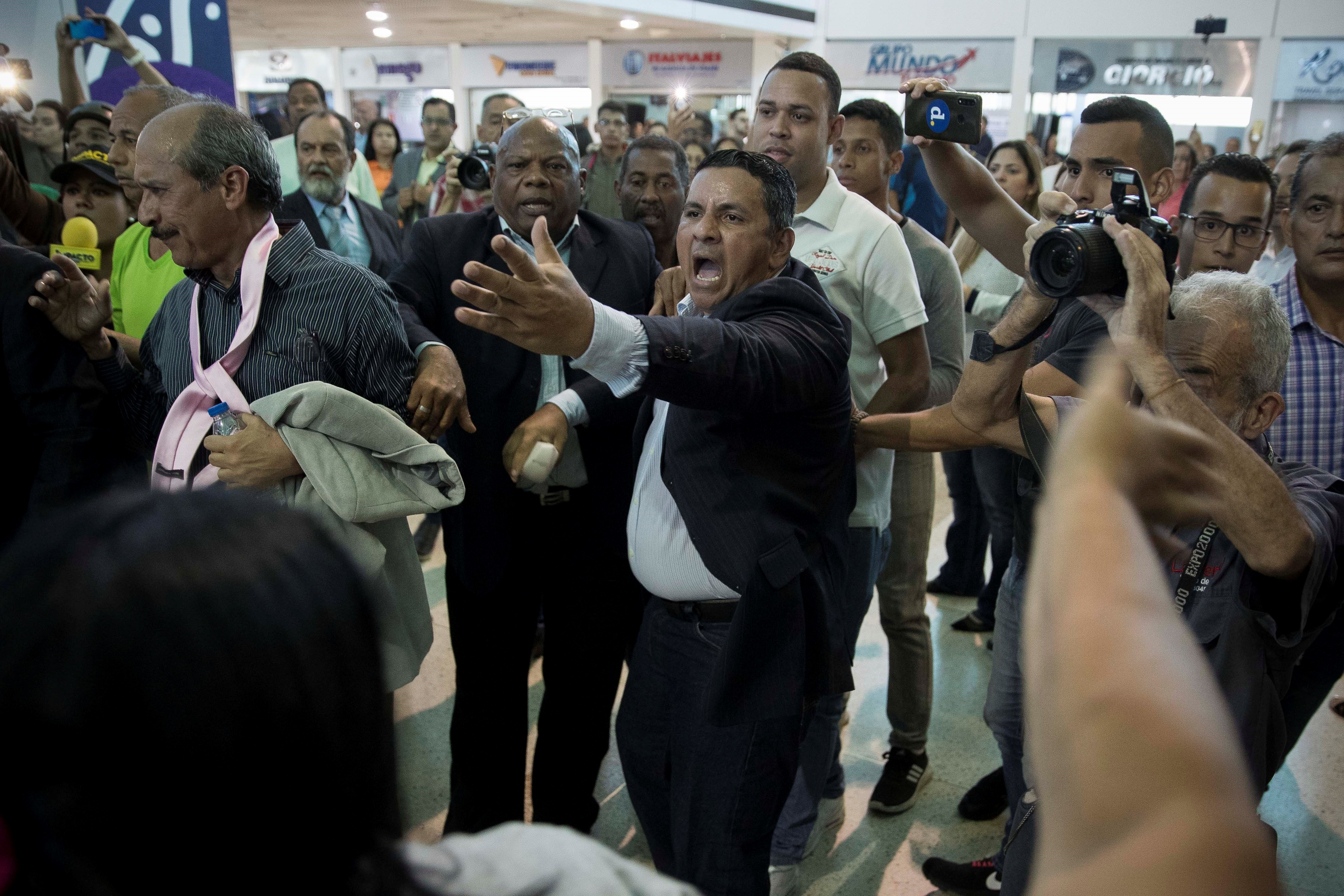 Enfrentamientos a gritos en aeropuerto de Maiquetía a la espera Guaidó #11Feb (Fotos)