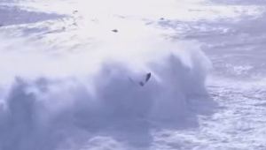 Ola gigante arrastró a dos personas en pleno torneo de surf en Portugal (Video)