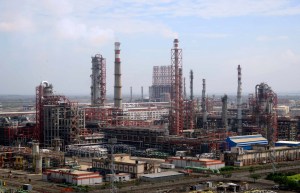Refinadores indios Reliance y Nayara anuncian que cumplirán con las sanciones de EEUU a Rosneft Trading