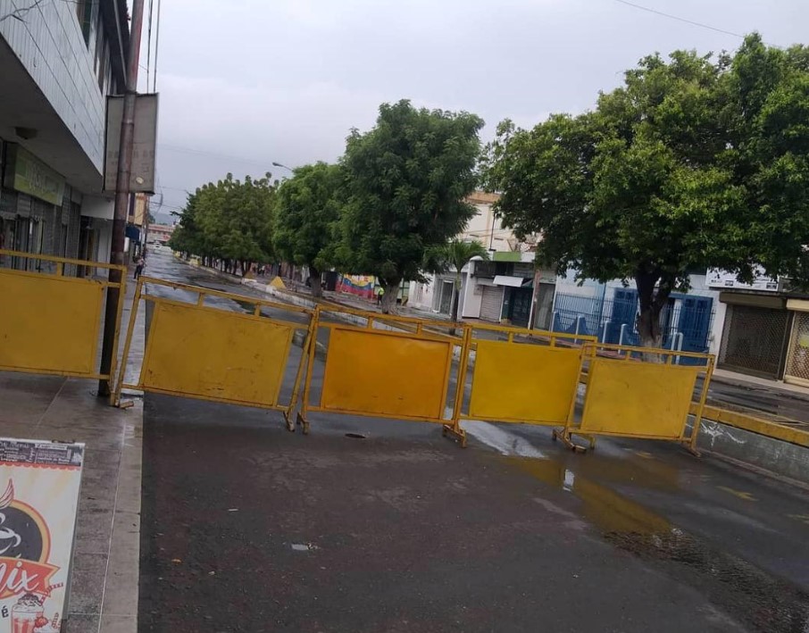 Trancaron calles en Táchira para “celebrar” el día que Maduro boicoteó la ayuda humanitaria (Fotos)