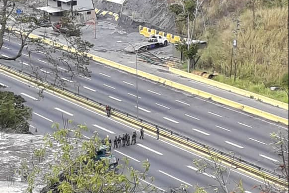 Fuerzas del régimen cerraron la autopista Gran Mariscal de Ayacucho este #14Feb (Fotos y Videos)