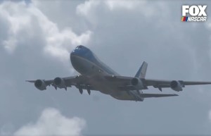La tenaz maniobra del avión de Trump sobre la carrera de Daytona 500 ( VIDEO)