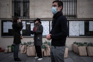 Francia pagará 200 euros a jóvenes en situación precaria por el coronavirus