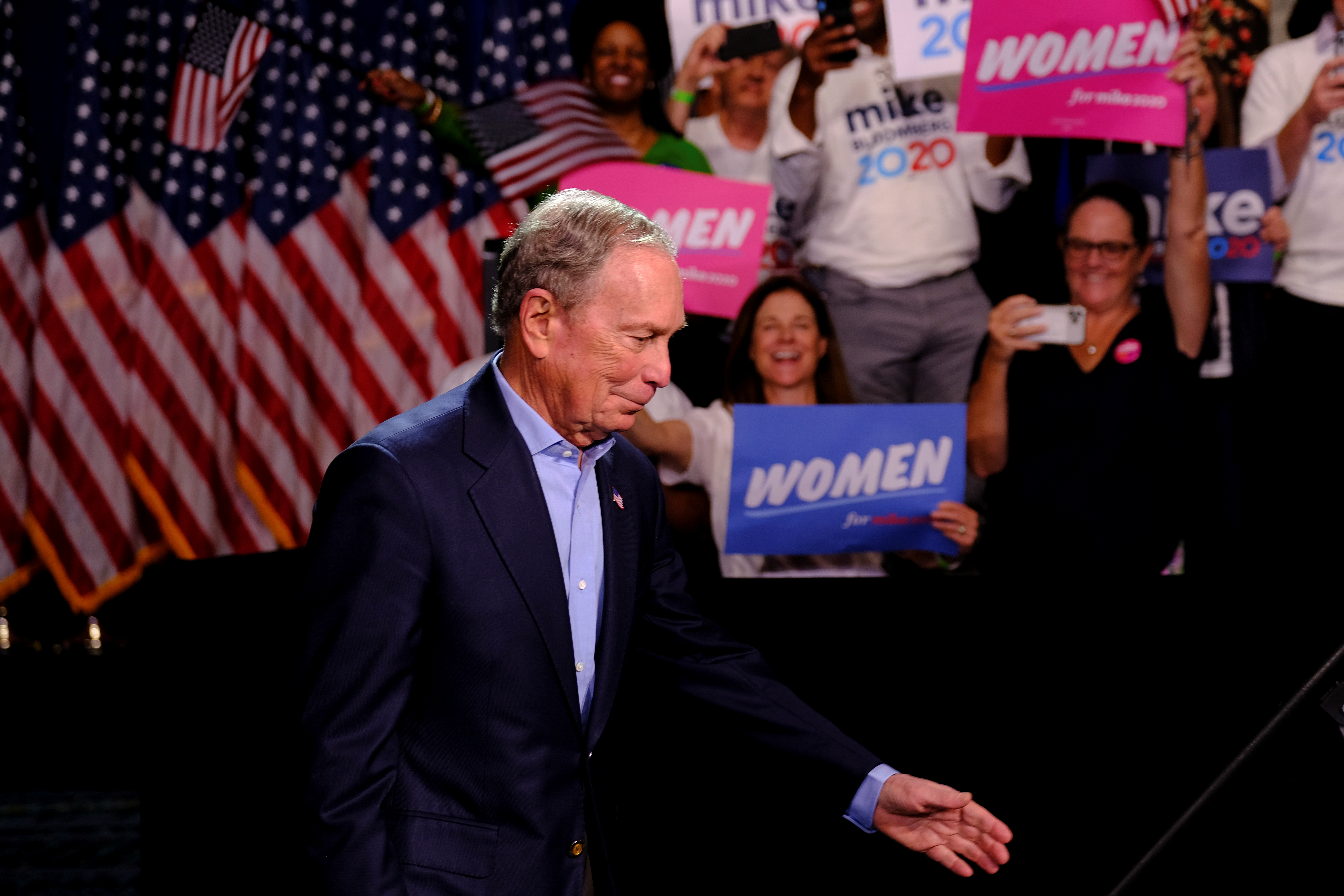 Bloomberg se retira de la carrera demócrata a la Casa Blanca y apoya a Biden