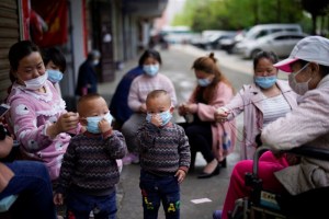 Alumnos chinos controlados con brazaletes electrónicos para detectar el coronavirus
