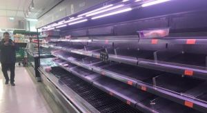 El miedo deja estanterías vacías en supermercados de Madrid (Fotos y videos)