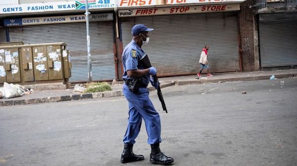 La policía de Sudáfrica dispara con balas de goma para hacer respetar el confinamiento