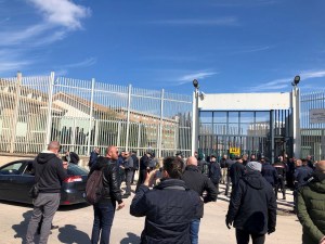 Fuga masiva de una cárcel de Italia tras motines por el coronavirus