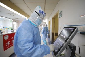 Un médico en primera línea en Wuhan: El coronavirus no distingue edades