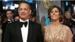 Las versiones contradictorias sobre cómo y dónde Tom Hanks y Rita Wilson contrajeron coronavirus