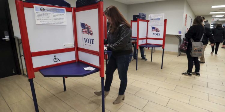 El temor al coronavirus mantiene cerrados algunos centros de votación de Florida