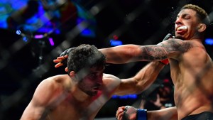 Luchador de la UFC venció a su rival con un potente nocaut que le sacó su protector bucal (Video)