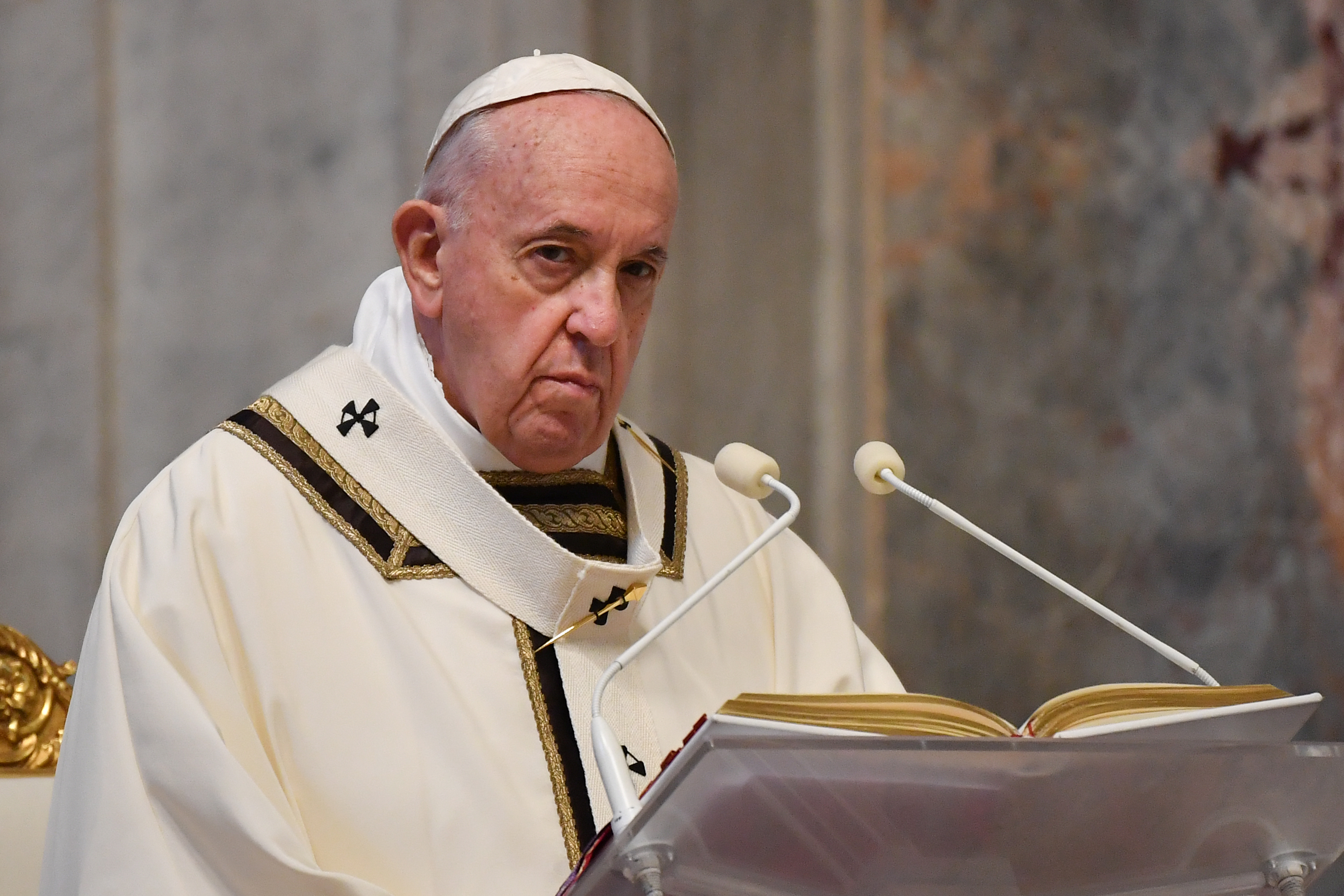 Un domingo de Pascua con las iglesias vacías y un Papa solo en el Vaticano