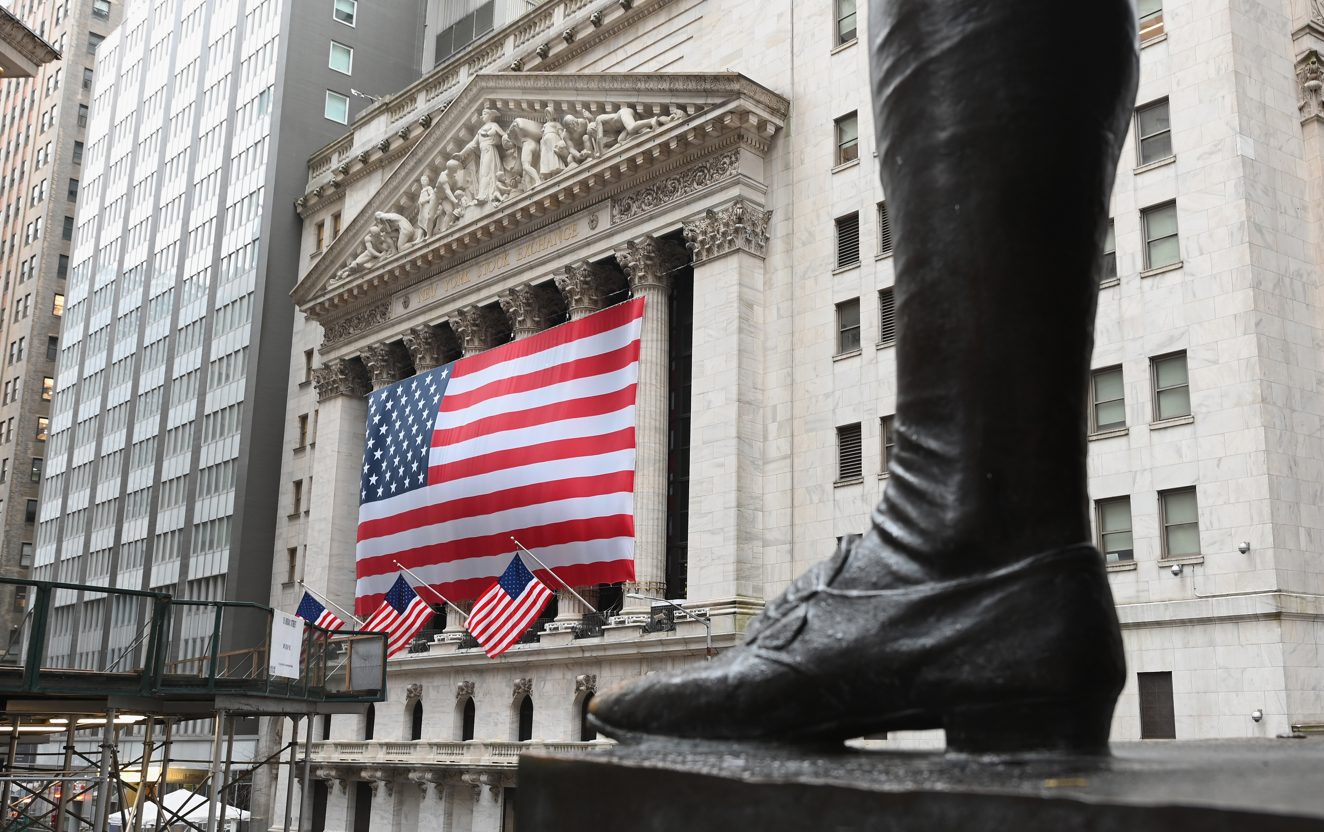 Wall Street termina dispar una jornada volátil