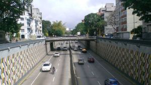 Lo rescataron cuando intentó lanzarse desde un puente de la avenida Libertador (Video)