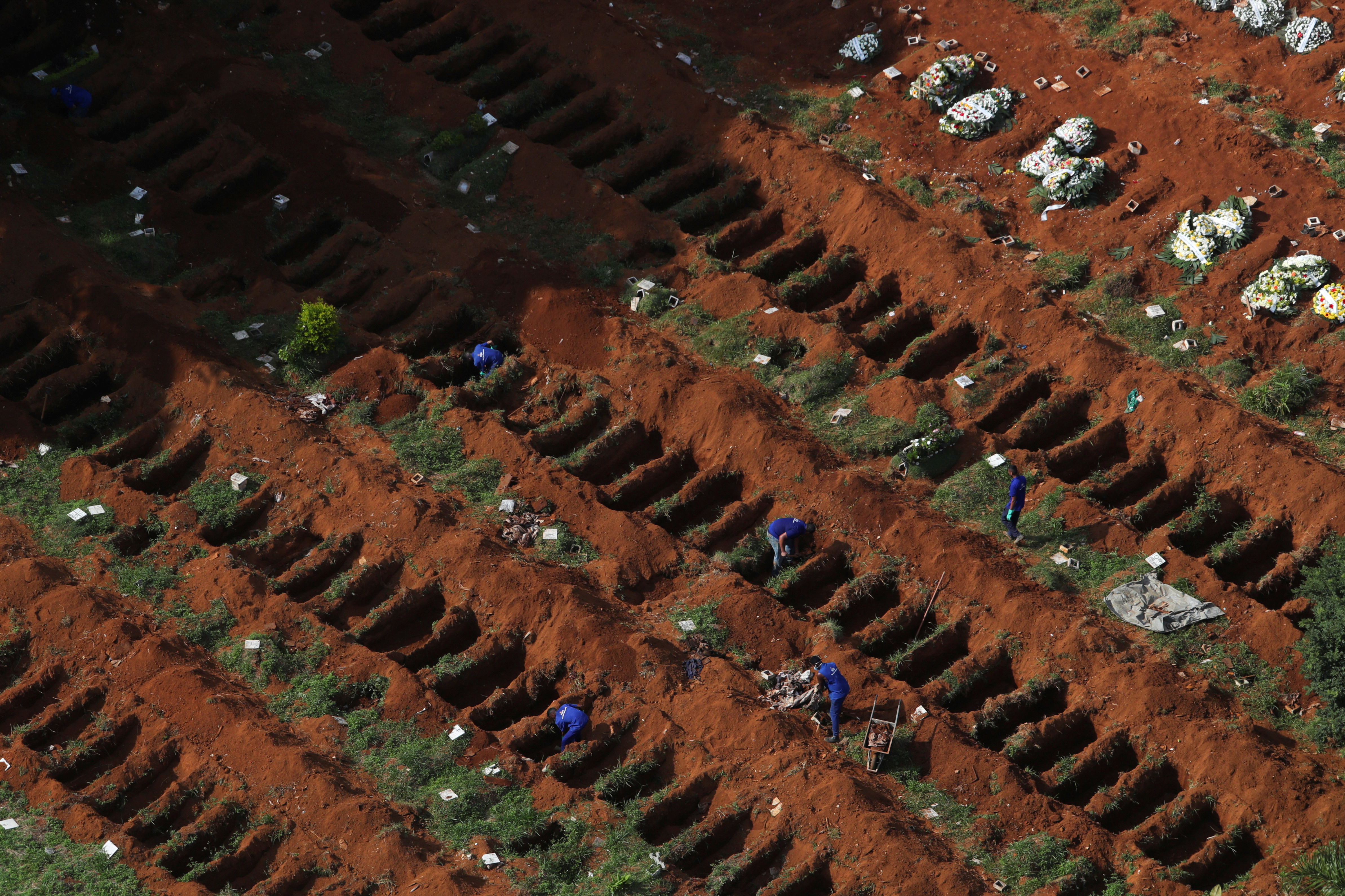 LAS FOTOS que muestran cómo se prepara el cementerio más grande de Brasil para enterrar a los muertos por coronavirus