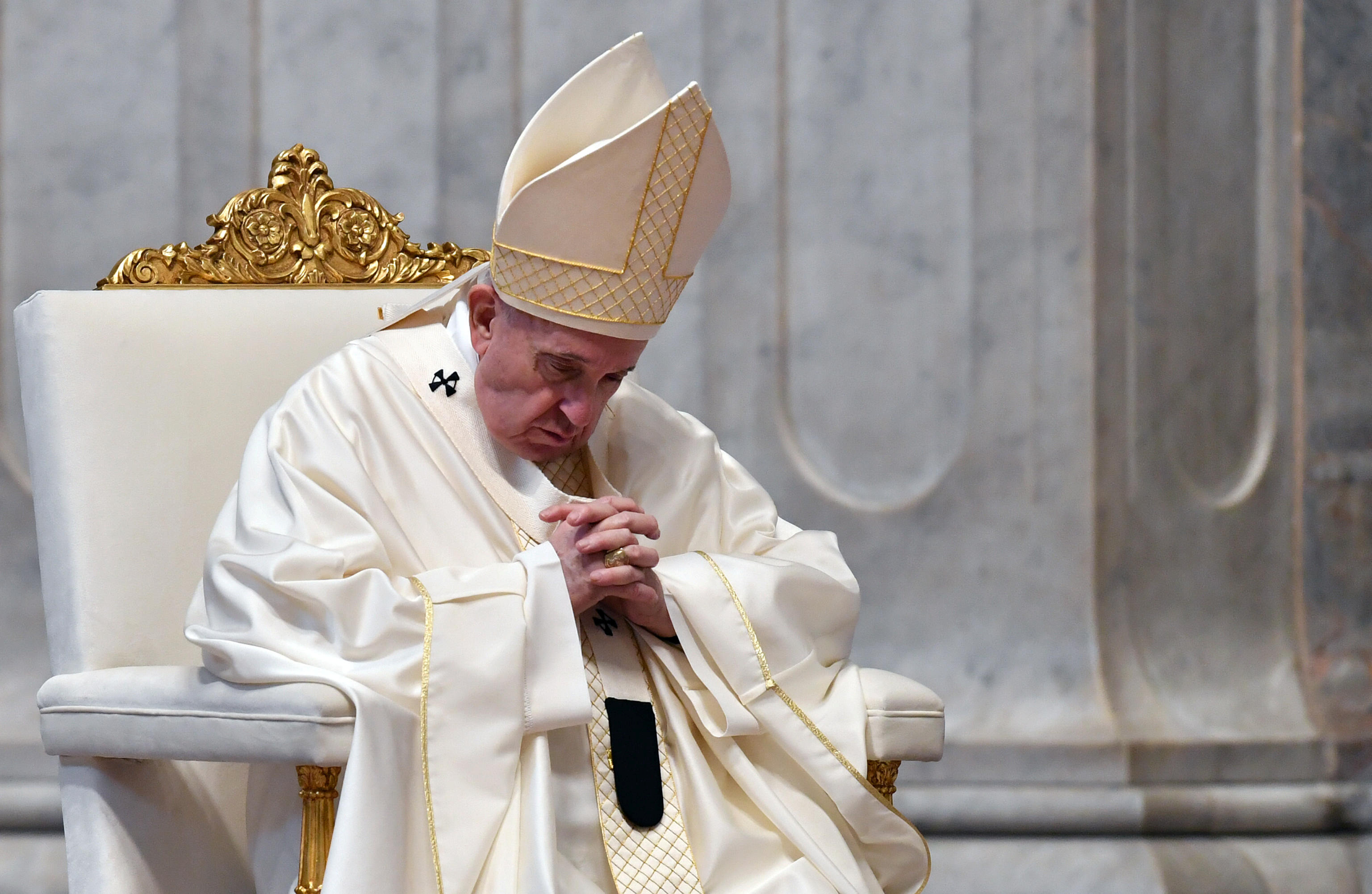 En Jueves Santo, el Papa elogia a los “santos” de la primera línea que ayudan a víctimas de coronavirus