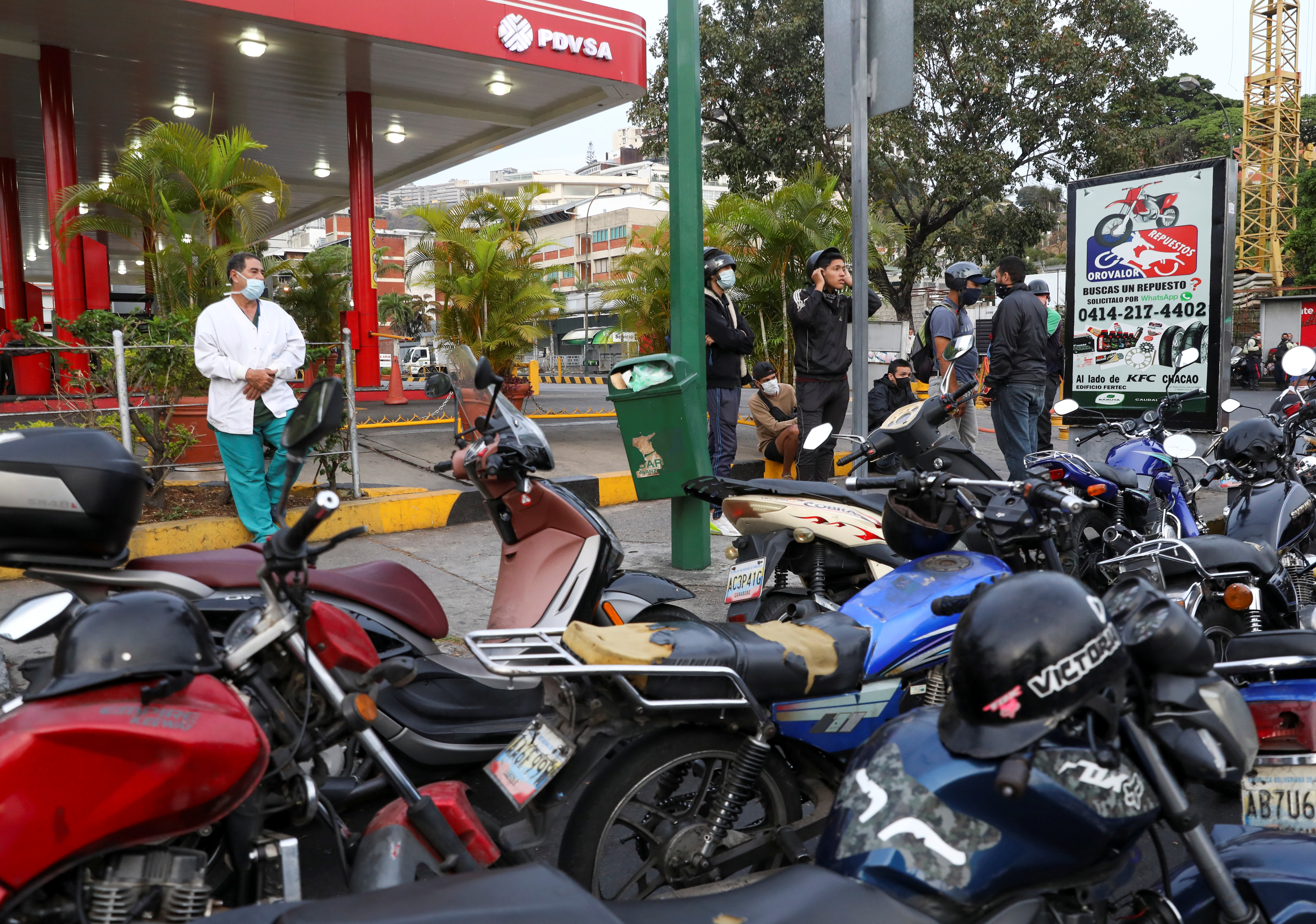 Gasolina Vs. Salario mínimo: La lapidaria comparativa mundial que esconde Maduro (Gráficos)