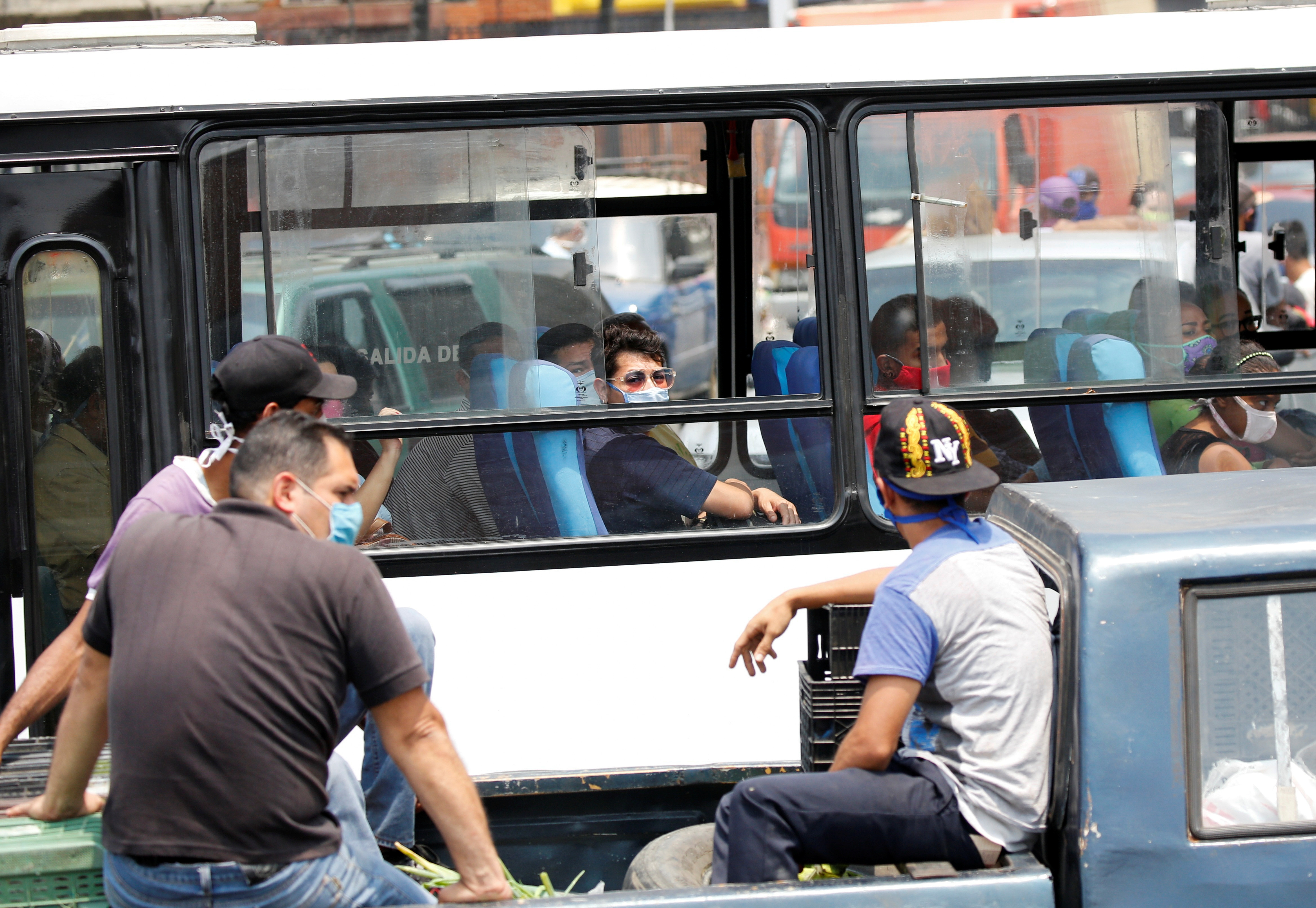 Cuarentena radical en Venezuela: Maduro suspende el servicio de transporte público interurbano