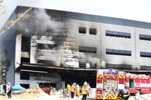 Al menos 25 obreros muertos por incendio en la ciudad surcoreana de Icheon (Fotos)
