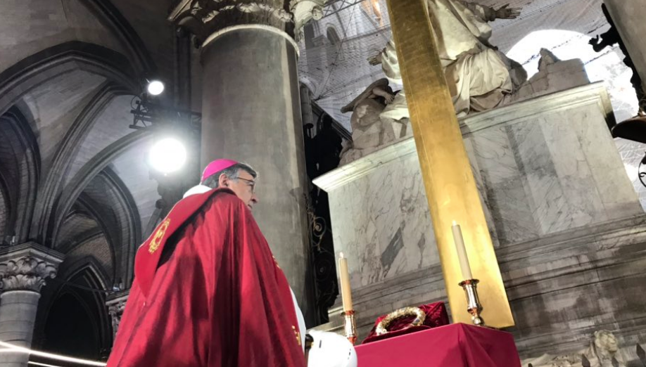 El arzobispo de Notre Dame ofrece misa en la catedral un año después del incendio (VIDEO)